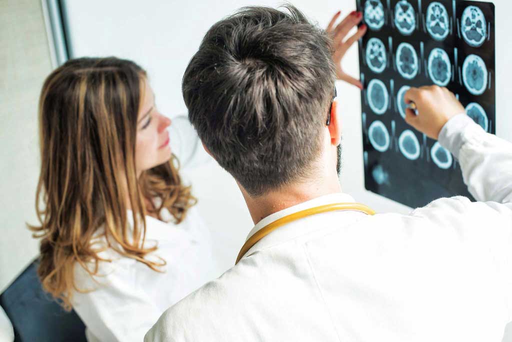 Neurólogo Centro de Especialidades Médicas Cumbres del Santuario