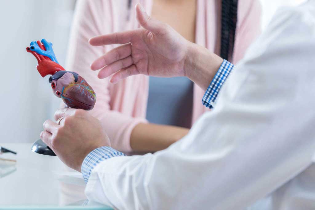 Médico cardiólogo Centro de Especialidades Médicas Cumbres del Santuario