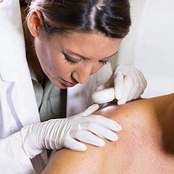 Médico dermatología infanto juvenil niños adolescentes