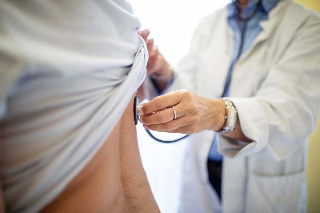 Médico cardiólogo Centro de Especialidades Médicas Cumbres del Santuario