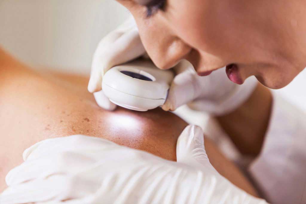 Médico dermatólogo Centro de Especialidades Médicas Cumbres del Santuario